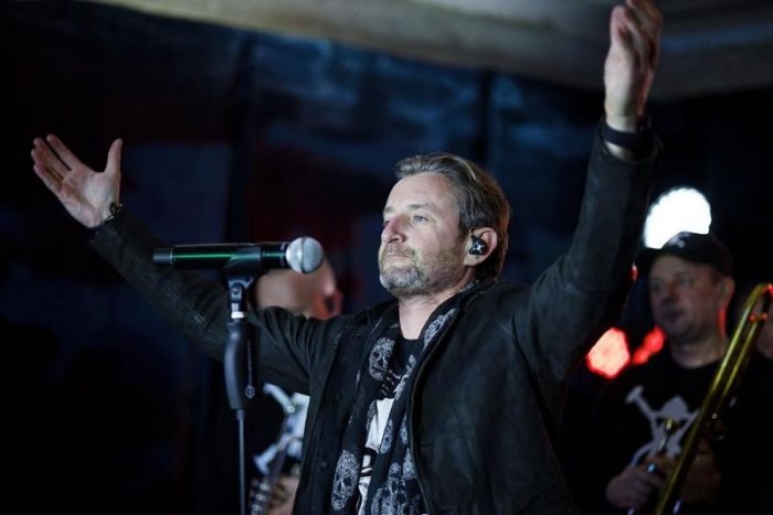 Ilustračný obrázok k článku ŠOKOVANÍ fanúšikovia: Spevák, ktorého poznajú aj Slováci, VSTÚPIL do ukrajinskej armády