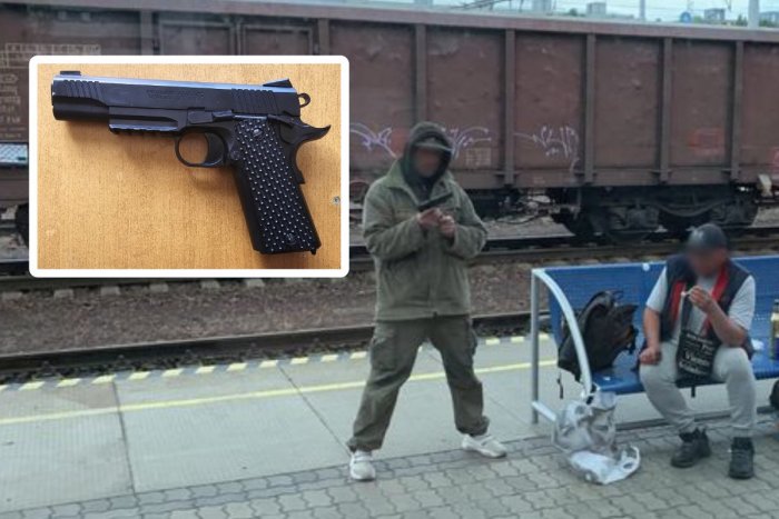 Ilustračný obrázok k článku Policajti zasahovali na stanici v Petržalke: Dostali hlásenie, že je tam chlap so ZBRAŇOU