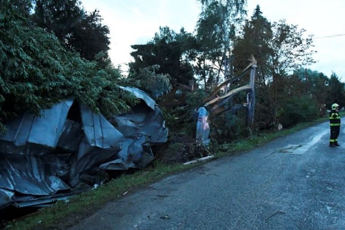Ilustračný obrázok k článku Podtatrancom radia NEVYCHÁDZAŤ a preparkovať autá: Dorazia veľmi silné búrky s rizikom TORNÁD
