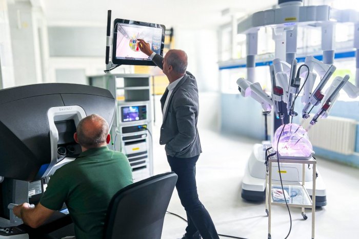 Ilustračný obrázok k článku Prínos pre operatéra aj pacienta: Prešovskí lekári majú možnosť študovať robotický systém