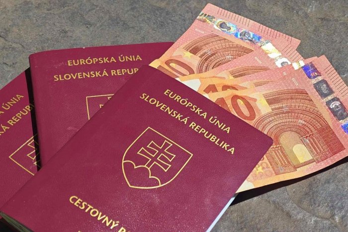 Ilustračný obrázok k článku Čakáte na vydanie pasu dlhšie než by ste mali? Štát vám VRÁTI desiatky eur