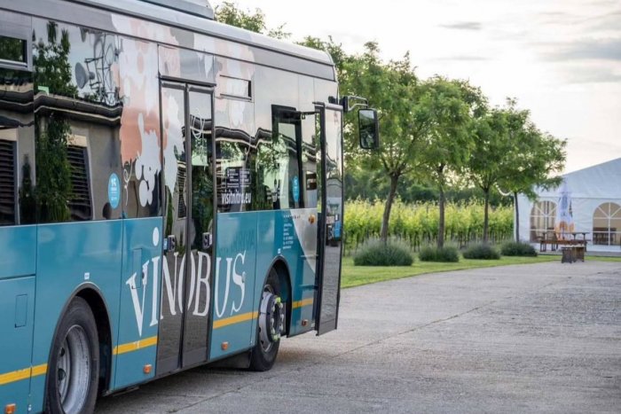 Ilustračný obrázok k článku To je NÁPAD! Milovníkov VÍNA odvezie na degustáciu VÍNOBUS