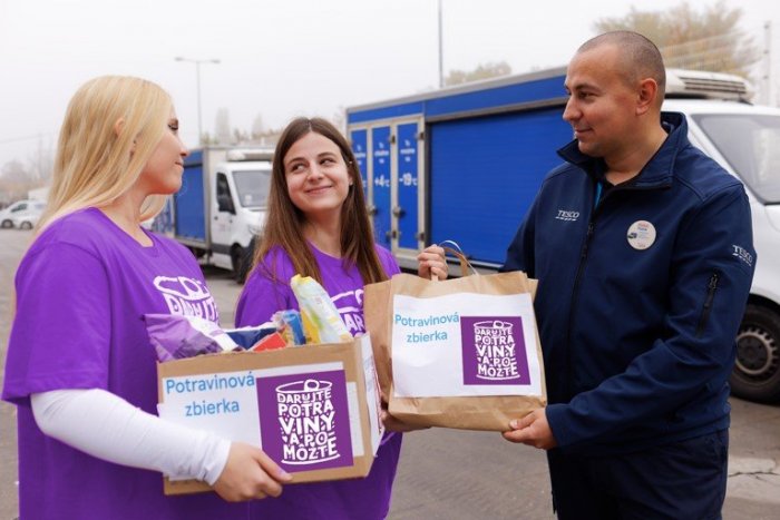 Ilustračný obrázok k článku Letná potravinová zbierka v Tescu bude jednoduchšia: stačí naskenovať kupón