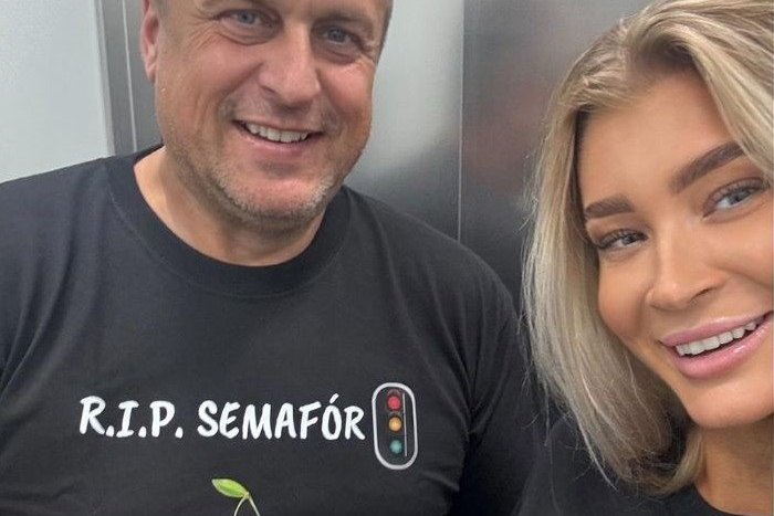 Ilustračný obrázok k článku Danko s frajerkou v tričkách so semaforom POBÚRILI Slovákov: Môžete sa hanbiť, ste na smiech