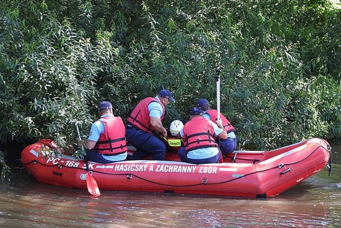 Ilustračný obrázok k článku Zhasla aj posledná nádej: Z Hrona vytiahli TELÁ dvoch mladíkov, ktorí zmizli pod hladinou