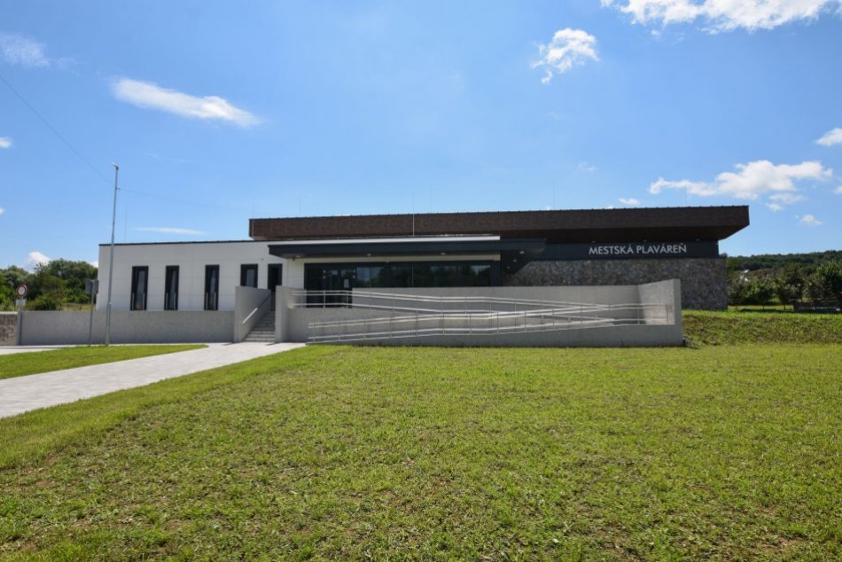 Ilustračný obrázok k článku Lučenecká PLAVÁREŇ je v skúšobnej prevádzke: Samospráva navrhuje štyri varianty CENNÍKA