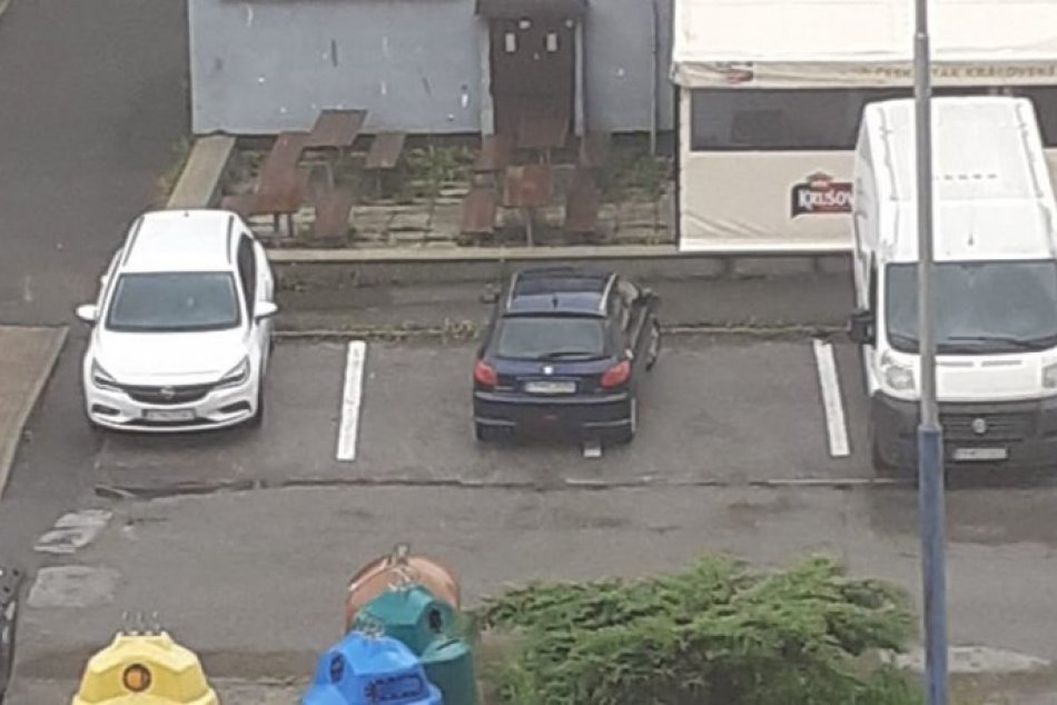 Ilustračný obrázok k článku To myslia vážne? Popradčania sa bavia, ale aj zúria kvôli NEZMYSELNÉMU parkovaniu vodičov