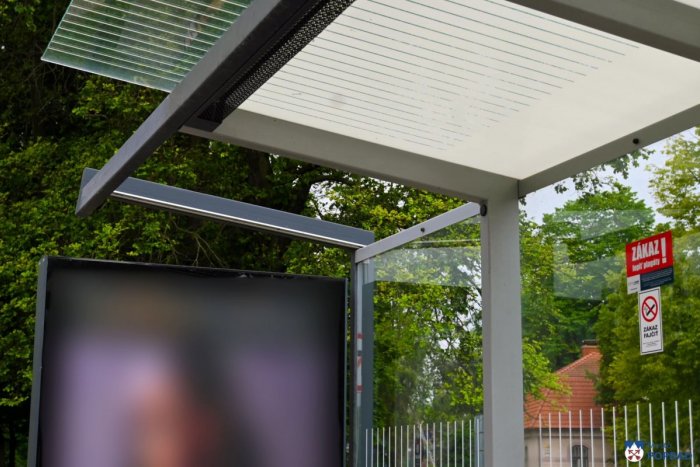 Ilustračný obrázok k článku Popradom rezonuje roztrieštené sklo na prístrešku: Dotknutá firma udalosť ĽUTUJE