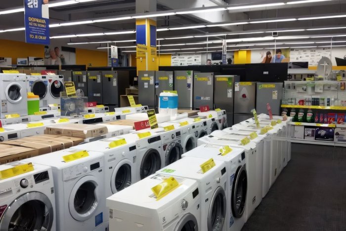 Ilustračný obrázok k článku PROBLÉMY známeho elektra pokračujú: Zatvorí DESIATKY obchodov a prepúšťa zamestnancov