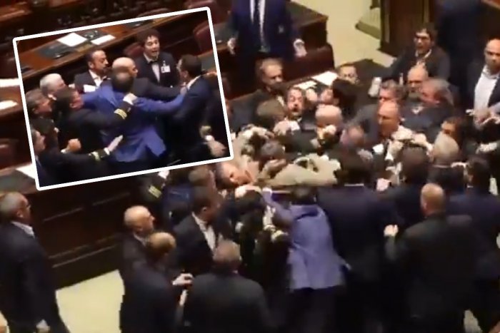 Ilustračný obrázok k článku V talianskom parlamente sa strhla MELA: Lietali päste, poslanca odviezli na vozíku! VIDEO