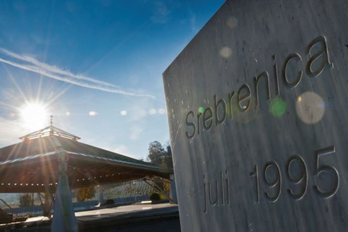 Ilustračný obrázok k článku Múry veľvyslanectiev SR a Maďarska POSPREJOVALI odkazom na Srebrenicu: 8372!