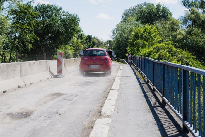 Ilustračný obrázok k článku Na toto mnohí čakali: V jednom pruhu sprejazdnili rekonštruovaný most pri Vojanoch