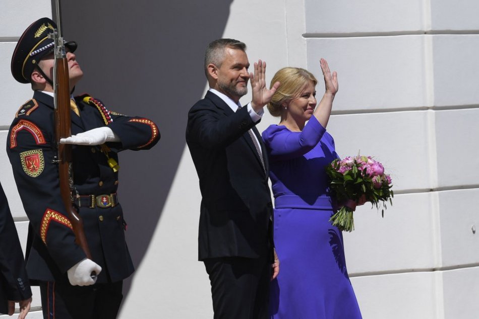 Ilustračný obrázok k článku Čaputová ODOVZDALA Prezidentský palác Pellegrinimu: Prezident jej daroval kyticu