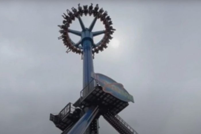 Ilustračný obrázok k článku VIDEO: Nekonečných 30 minút DOLE hlavou! Ľudia uviazli na kolotoči, od strachu PLAKALI