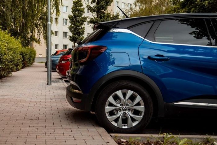 Ilustračný obrázok k článku NEUVERITEĽNÉ zábery: Dôchodkyňa PREŽILA pád na auto zo 6. poschodia, zachytilo to video