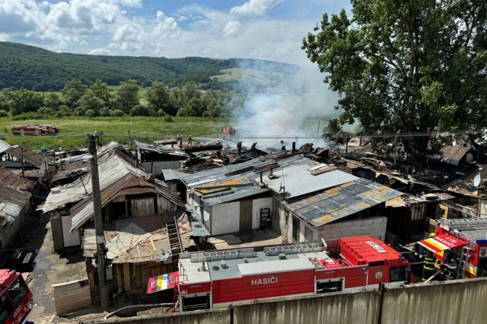 Ilustračný obrázok k článku Onedlho by sa mohli nasťahovať: Na východ ľuďom po požiari dodali 9 obytných kontajnerov