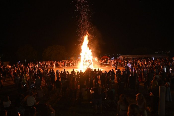 Ilustračný obrázok k článku Už túto sobotu sa uskutočnia Jánske ohne nad Šíravou: Čo ponúka PROGRAM obľúbeného podujatia?
