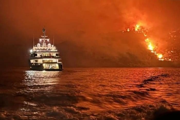 Ilustračný obrázok k článku Turisti podpálili JEDINÝ les na ostrove Hydra: Z LUXUSNEJ jachty odpálili pyrotechniku
