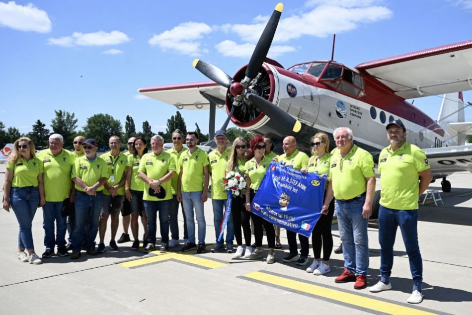 Ilustračný obrázok k článku Piloti si uctili pamiatku M. R. Štefánika: Leteli z Talianska do Bratislavy, FOTO