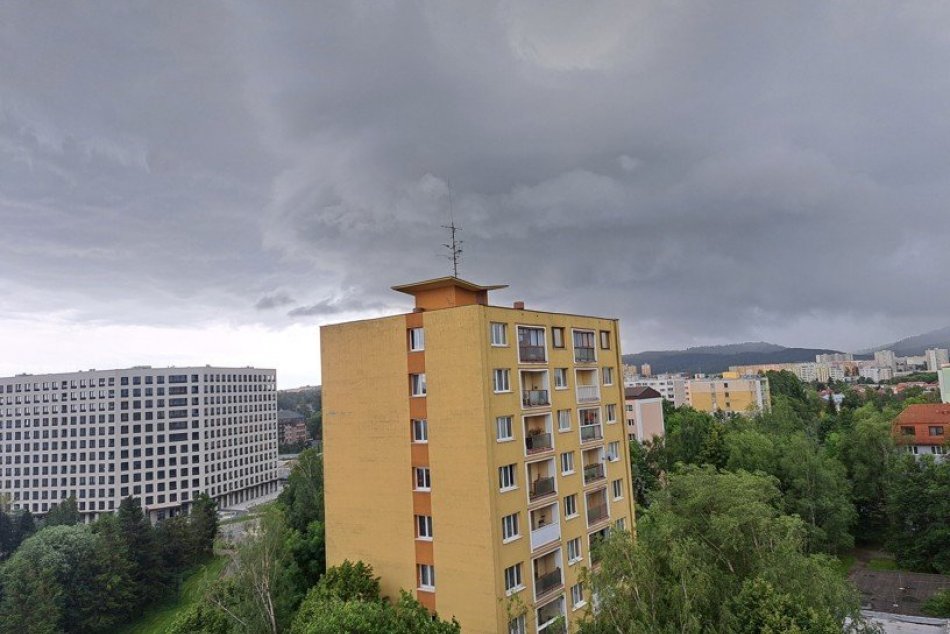 Ilustračný obrázok k článku Popradom sa cez víkend prehnala nepríjemná búrka: Ľudí vystrašili zlovestné mračná, FOTO