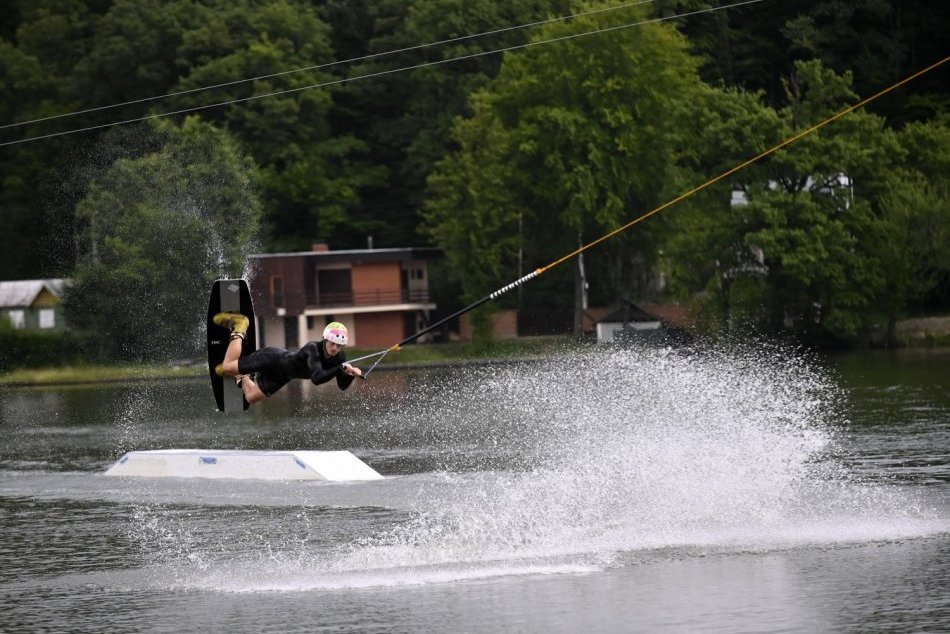 Ilustračný obrázok k článku Má zatraktívniť lokalitu aj počas prechodných období. Na Vinianskom jazere spustili vodný vlek