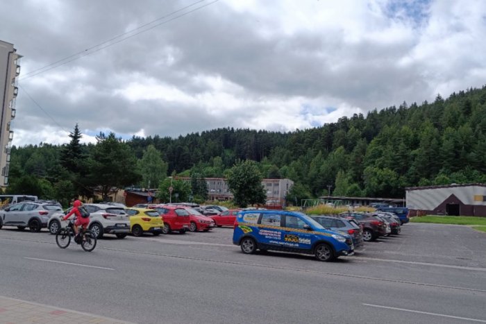 Ilustračný obrázok k článku Frekventovanú plochu pod Tatrami uzatvoria: Radnica vyzýva ľudí, aby autá preparkovali