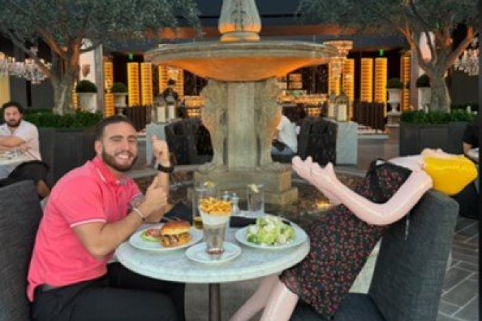 Ilustračný obrázok k článku Muž prišiel do reštaurácie s nafukovacou PANNOU, šokovaná čašníčka ich natočila na VIDEO