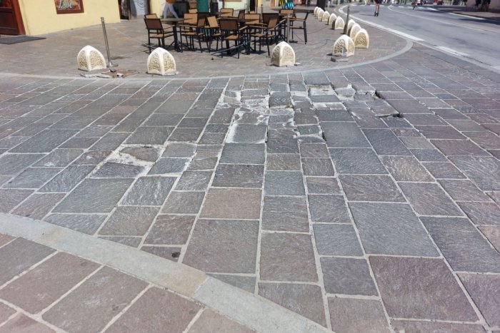 Ilustračný obrázok k článku Dlažba na Trojici je v DEZOLÁTNOM stave: Čo plánuje mesto urobiť s častým poškodením?