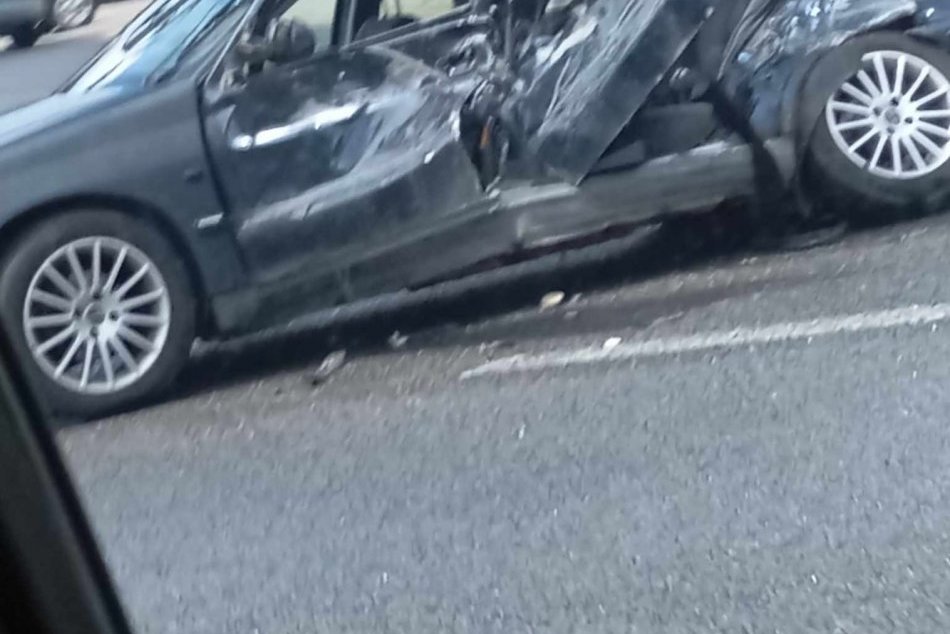 Ilustračný obrázok k článku Hrozivá nehoda neďaleko Popradu: S osobným autom sa zrazil nákladiak, hlásia ZRANENÝCH