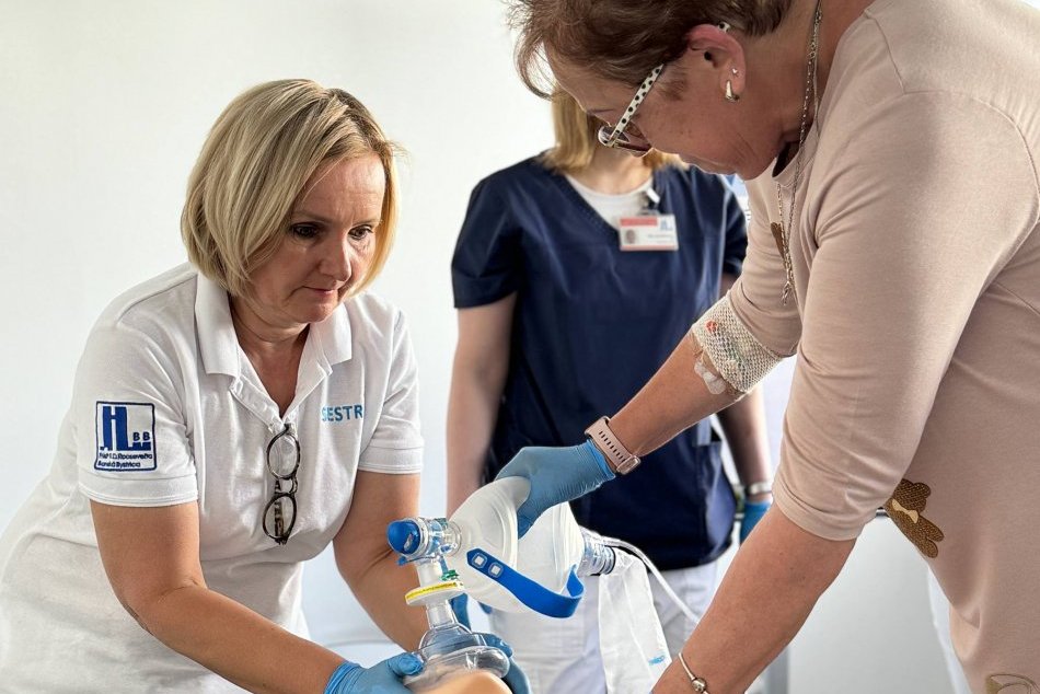 Ilustračný obrázok k článku Ak pôjde o ŽIVOT, chcú byť PRIPRAVENÍ: Bystrickí zdravotníci trénujú na KRITICKÉ situácie, FOTO