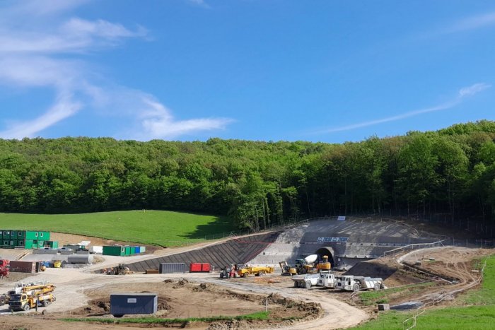 Ilustračný obrázok k článku Diaľničiari hlásia dobré správy: Tunel Okruhliak razia už v oboch rúrach