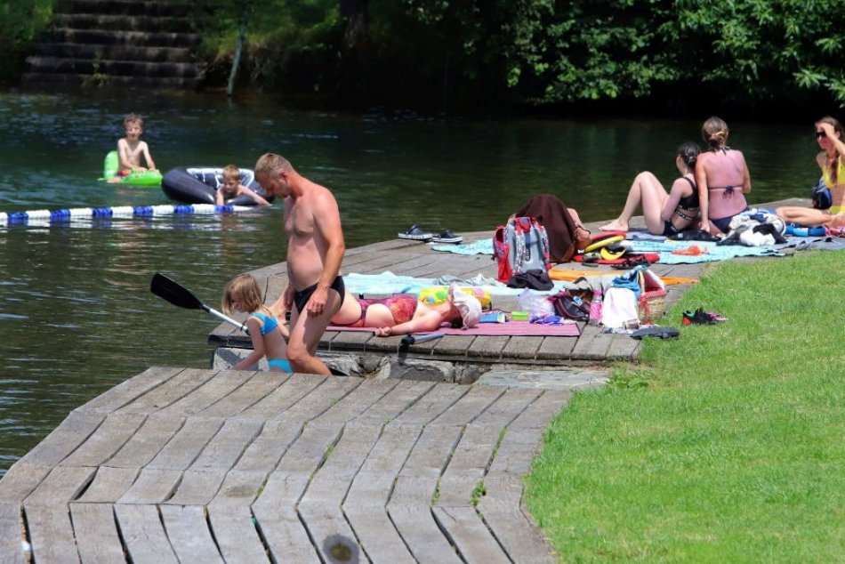 Ilustračný obrázok k článku Ľudí láka KÚPANIE sa v prírode: Obľúbený TAJCH počas horúcich dní ožil, FOTO