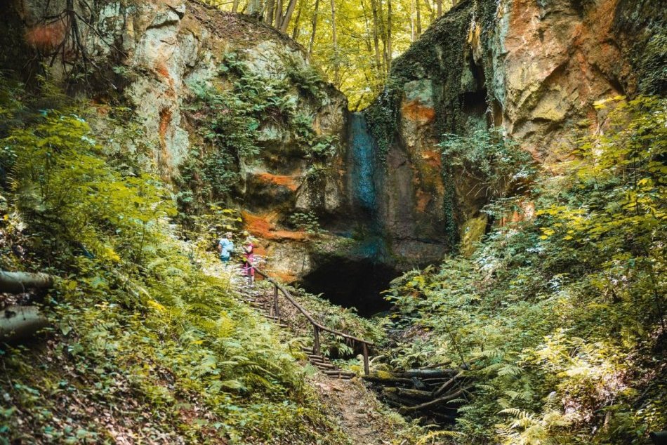 Ilustračný obrázok k článku Počuli ste o Kamennej izbe? K ATRAKCII na juhu Slovenska vedie NOVÝ náučný chodník, FOTO