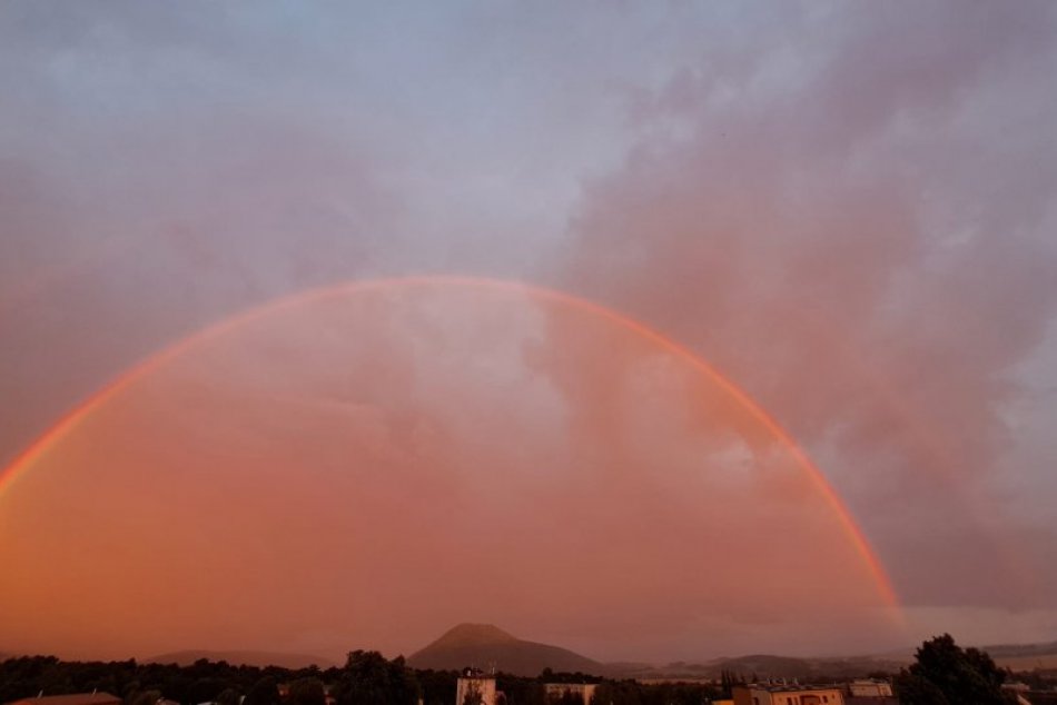 Ilustračný obrázok k článku Niečo také nevidíme hocikedy: Nad Šarišským hradom ľudia fotili VZÁCNU červenú dúhu, FOTO