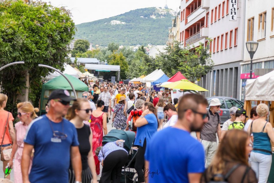 Ilustračný obrázok k článku JARMOK pod Zoborom: NITRU zaplavili STÁNKY, FOTO