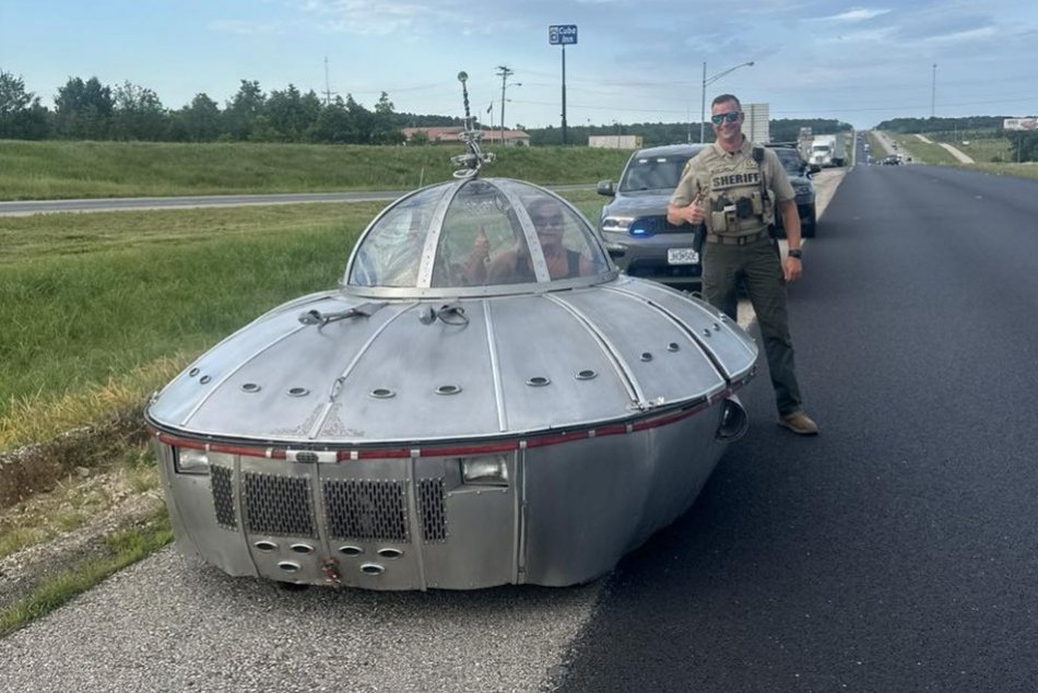 Ilustračný obrázok k článku Šialené ZÁBERY: Policajti neverili vlastným očiam! Na diaľnici zastavili UFO