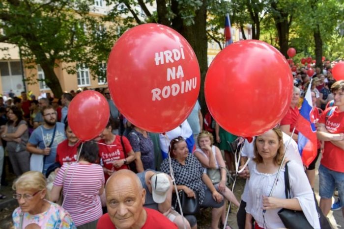 Ilustračný obrázok k článku V Bratislave bude pochod Hrdí na rodinu: Manželstvo chráni deti, hlása myšlienku
