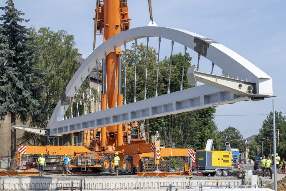 Ilustračný obrázok k článku Je to finálna a najdôležitejšia fáza: V Prešove začali s osadzovaním mostnej konštrukcie