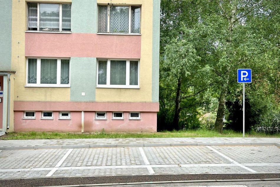 Ilustračný obrázok k článku Bystričania majú ďalšie parkovisko: NOVÉ sú desiatky miest na státie aj chodník, FOTO