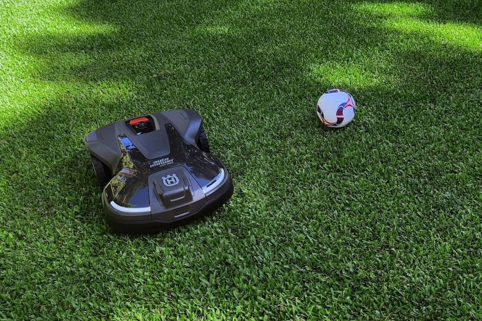 Ilustračný obrázok k článku Tanec v štýle Brolina, Croucha alebo Ronalda. Husqvarna premenila 150 tisíc robotických kosačiek na výnimočných futbalových fanúšikov