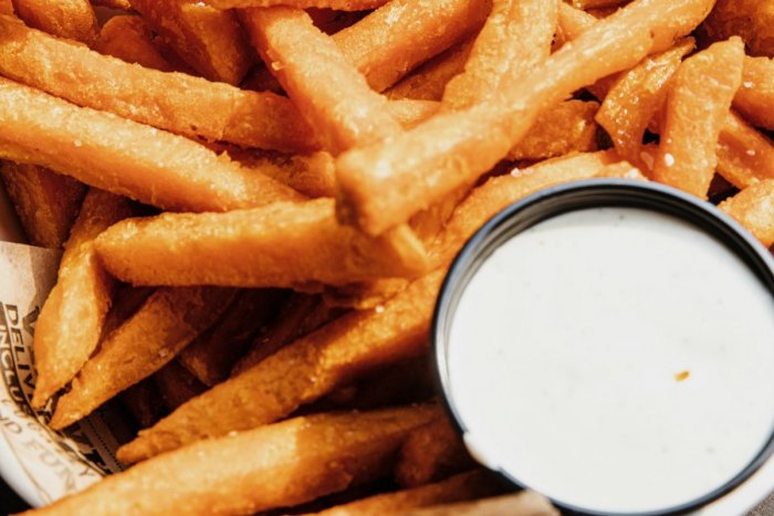 Ilustračný obrázok k článku Prekvapujúci tip od lekára: Keď je horúco, jedzte HRANOLKY! Toto je DÔVOD