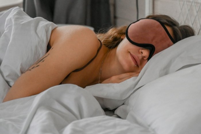 Ilustračný obrázok k článku Vedecká štúdia priniesla zaujímavé zistenia: Úžasný účinok OČNEJ MASKY na mozog!