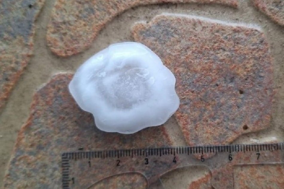 Ilustračný obrázok k článku FOTO a VIDEO: Zvolen zasiahla SILNÁ búrka s prívalovým dažďom, padali VEĽKÉ krúpy