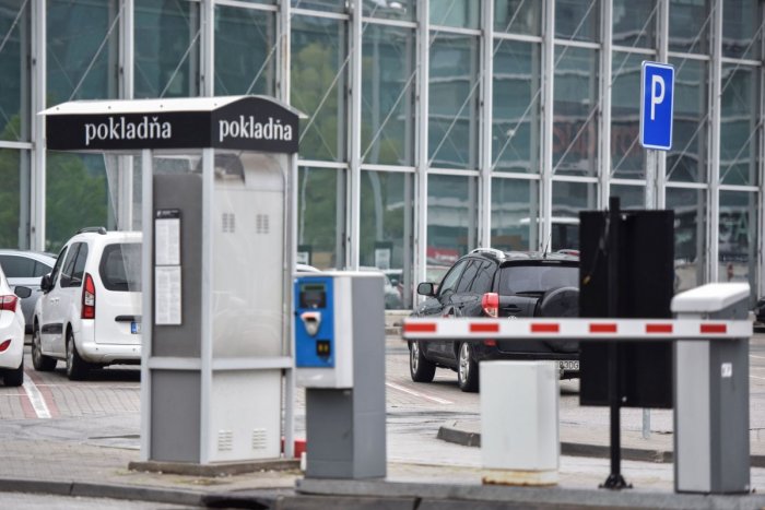 Ilustračný obrázok k článku Na Štrbskom Plese chce Taraba postaviť parkovací dom: My sme les to vidí ako problém