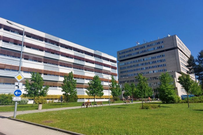 Ilustračný obrázok k článku Sídli tam gynekológia: Po rokoch sa rieši klimatizácia na 9. a 10. poschodí nemocnice