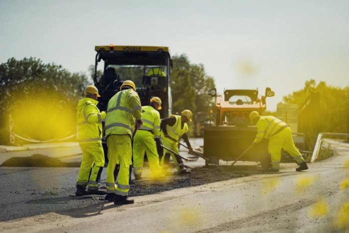 Ilustračný obrázok k článku Kraj OPRAVÍ dva úseky: Po nových cestách vodiči prejdú ešte PRED zimou