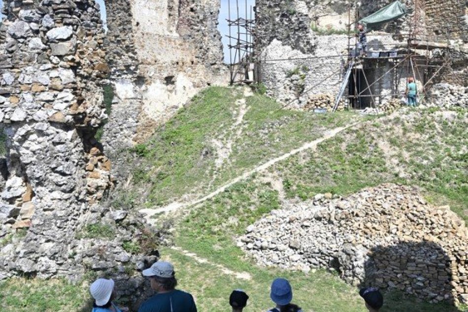 Ilustračný obrázok k článku Financie majú aj na najbližších 18 mesiacov: Ako pokračuje obnova hradu Čičva? FOTO