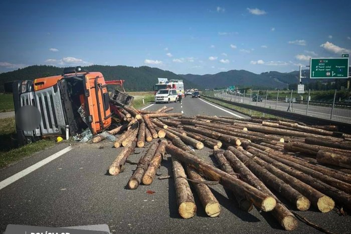 Ilustračný obrázok k článku Nehoda kamióna s drevom pri Štrbe zablokovala dopravu: Na mieste sa zranila jedna osoba