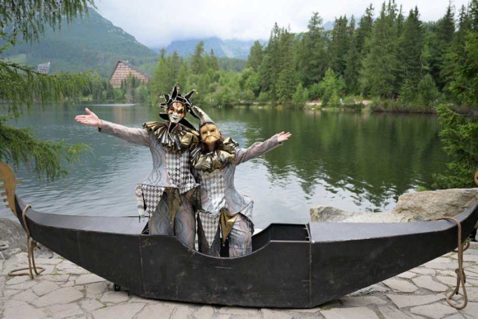 Ilustračný obrázok k článku Špeciálne podujatie v Tatrách: Benátska noc a oslava Dňa Štrbského plesa v OBRAZOCH