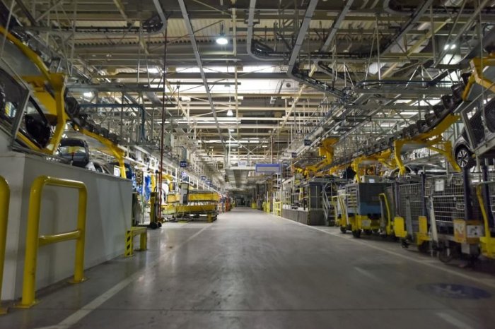 Ilustračný obrázok k článku Trnavskej automobilke CHÝBAJÚ diely, závod PRERUŠIL výrobu